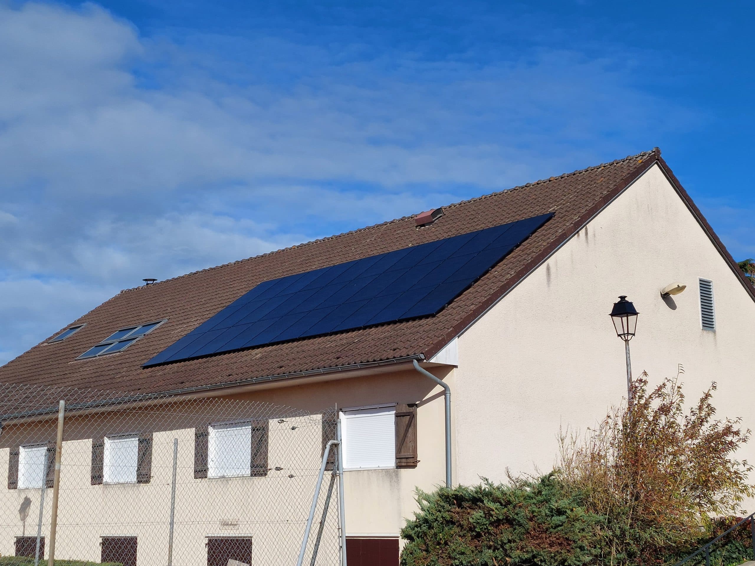 Renforcement de charpente du foyer rural et pose de panneaux photovoltaïques
